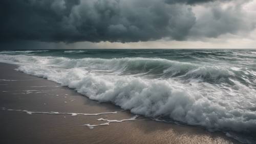 海灘被熱帶風暴吞沒，烏雲倒映在波濤洶湧的海面上。