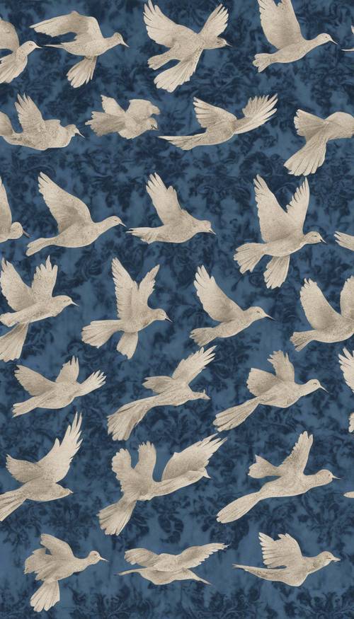 Um padrão repetido de pássaros em estilo damasco voando em uma tela tingida de índigo.