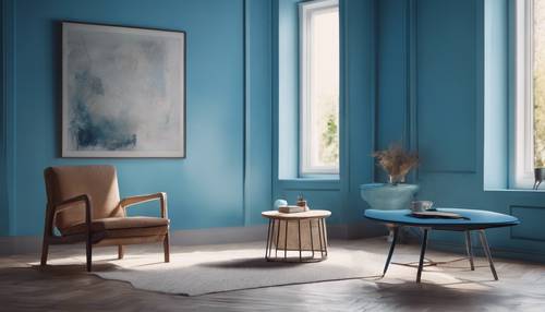 חדר מינימליסטי צבוע בכחול תכלת מרגיע, המכיל כורסה בודדת ושולחן קפה קטן.