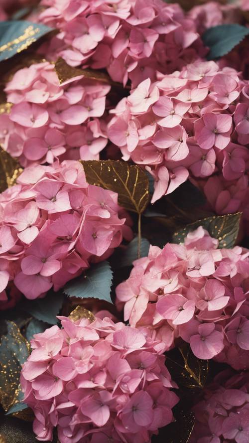 Flores de hortênsia rosa espalhadas em uma tela pintada com folha dourada.