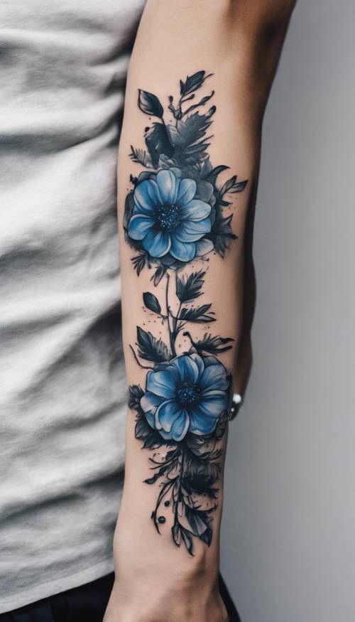 Ein schwarz-blaues Blumentattoo auf jemandes Arm.