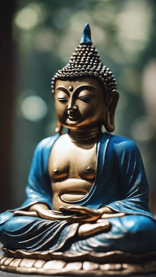 Un&#39;aura blu che si irradia dolcemente da una serena statua di Buddha, seduto in meditazione.