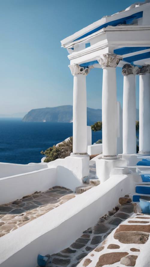 Una histórica casa griega azul y blanca frente a un sereno mar Egeo azul.