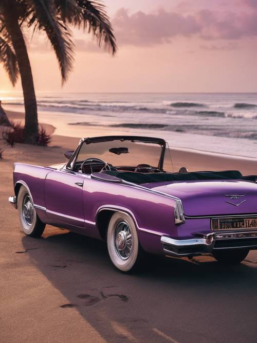 Un cabriolet violet antique avec la capote baissée, garé au bord d&#39;une plage au coucher du soleil.