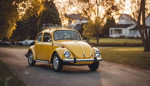 Un Volkswagen Beetle amarillo antiguo estacionado en un tranquilo suburbio al amanecer.