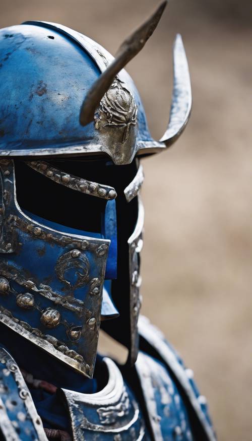 Image au premier plan d&#39;un casque de samouraï bleu porté au combat, avec des vestiges d&#39;affrontements entre guerriers.