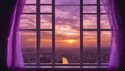Cortinas de veludo roxo fechadas ao lado de uma grande janela, revelando a vista do pôr do sol.