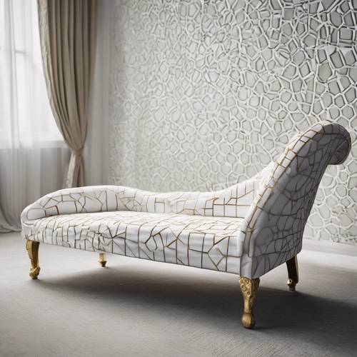 Tessuto bianco con motivo geometrico drappeggiato su una lussuosa chaise longue.