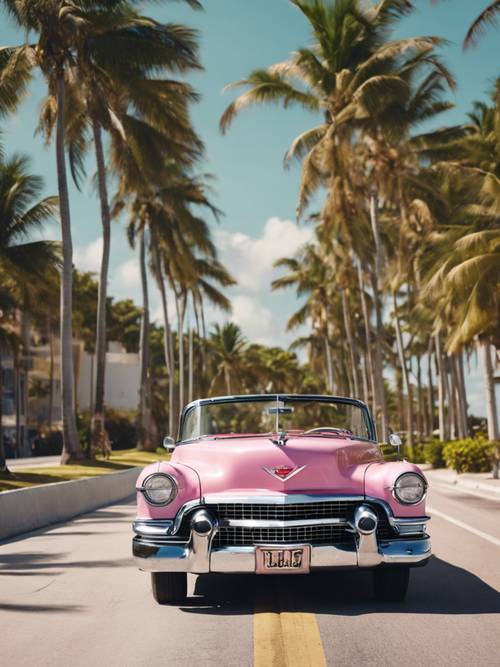 Cadillac conversível rosa dos anos 1950 cruzando uma estrada ensolarada de Miami Beach com palmeiras ao fundo