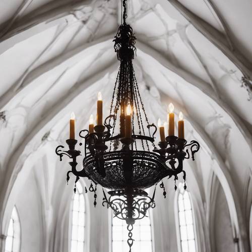 Un lustre gothique noirci et spectaculaire suspendu à un plafond cathédrale, austère sur un fond blanc.