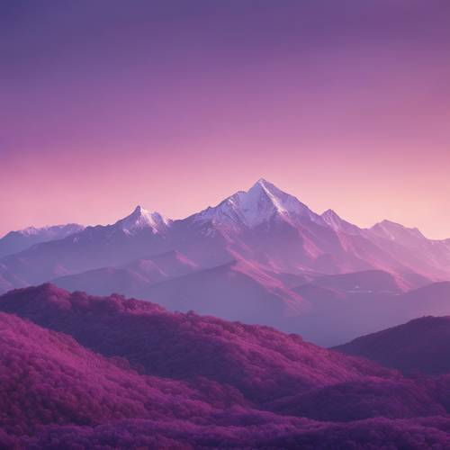 Panorama pegunungan berwarna ungu muda saat fajar menyingsing.