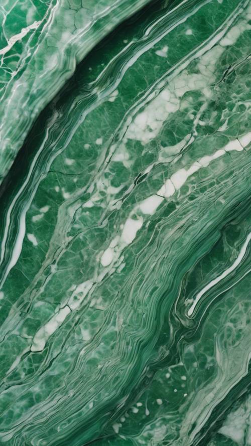 Vue rapprochée du marbre vert mettant en valeur ses motifs et détails complexes.