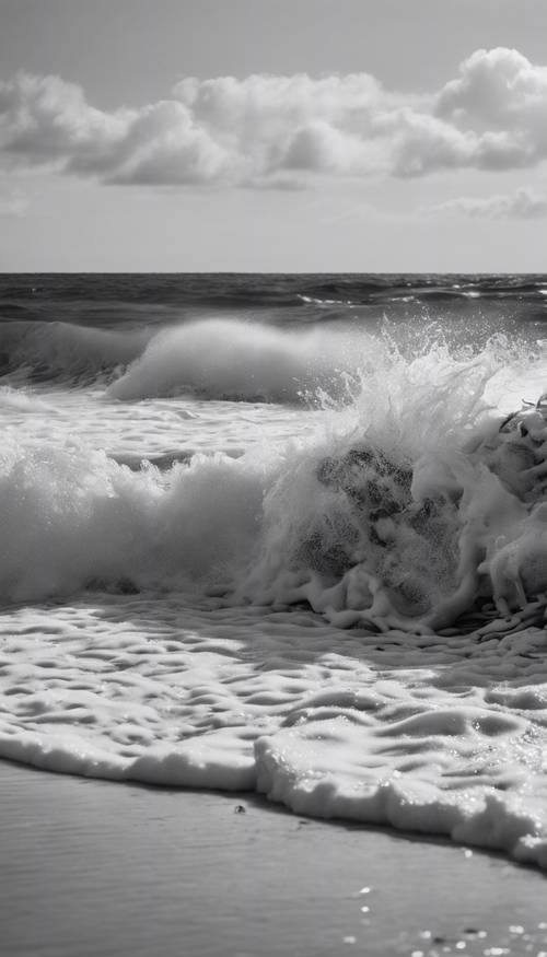 مشهد بالأبيض والأسود من شاطئ مزدحم، مع موجة كبيرة تشكل رغوة بيضاء بالقرب من الشاطئ.