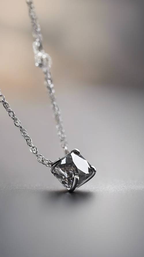 一条精致的灰色钻石项链，配有银链。