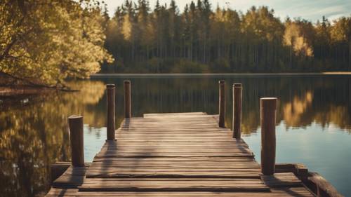 Un pintoresco muelle de madera con vista a un lago tranquilo, con una cita alentadora grabada en la madera junto al borde del agua.