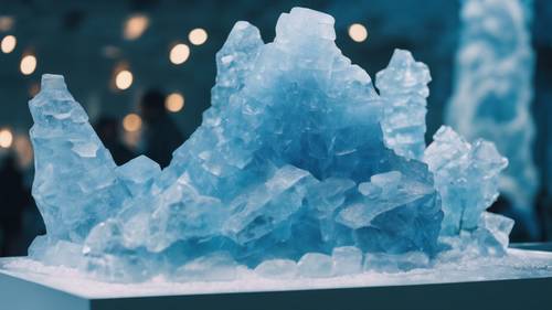 Uma linda escultura de gelo azul exibida em uma exposição de arte