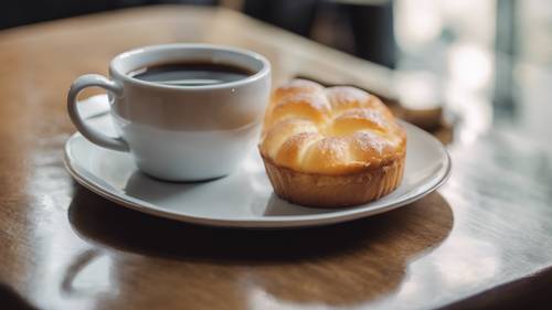 Una torta madeleine e una tazza di caffè nero in un tradizionale bar coreano specializzato in dolciumi.