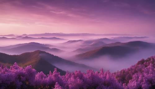 Fioletowe pasmo górskie, częściowo pokryte liliową mgłą, pod niebem krwawiącym w fiolet w pobliżu horyzontu.