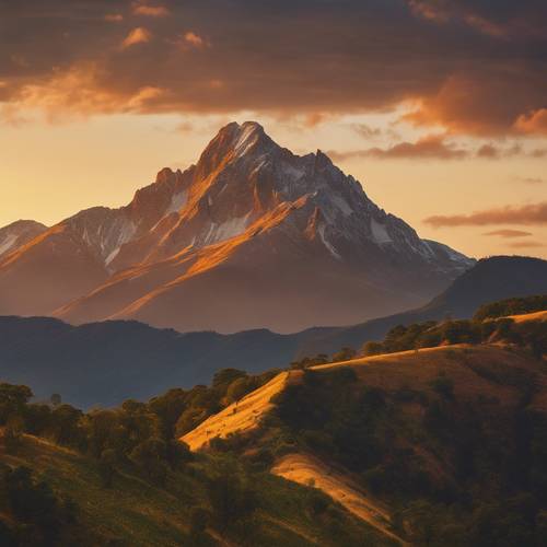 Un pico de montaña aislado besado por los tonos dorados del sol poniente.