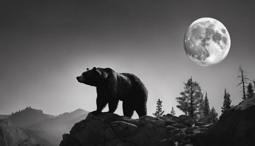 一只熊，在单色的轮廓阴影中，在岩石山脊上对着月亮咆哮。