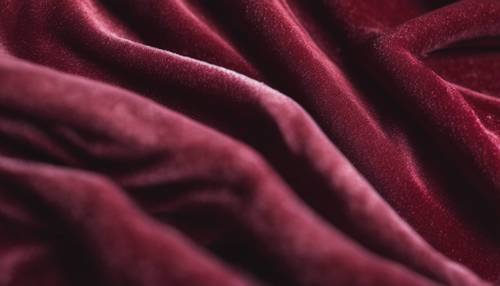 Une photo macro détaillée d&#39;un tissu en velours bordeaux montrant sa texture unique.