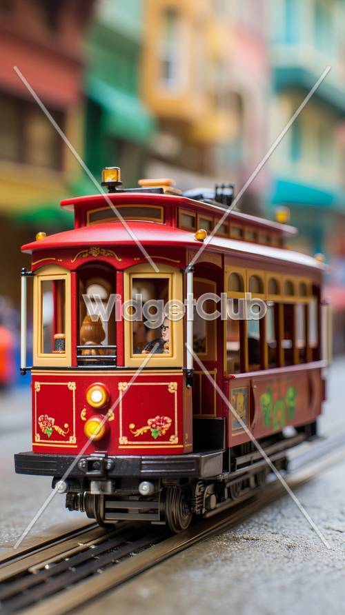 Красочный игрушечный трамвай на улице