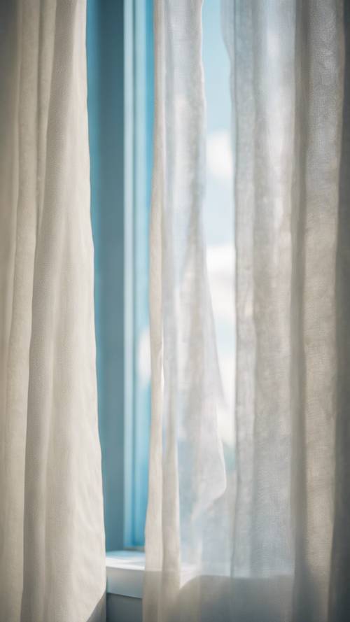 透過透明的白色亞麻窗簾的流動效果，可以看到蔚藍的天空。