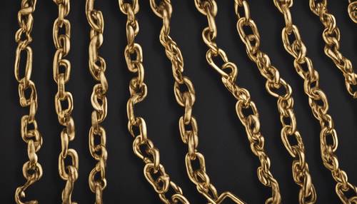 Ein markantes Muster aus Goldketten auf einer anthrazitschwarzen Lederstruktur.