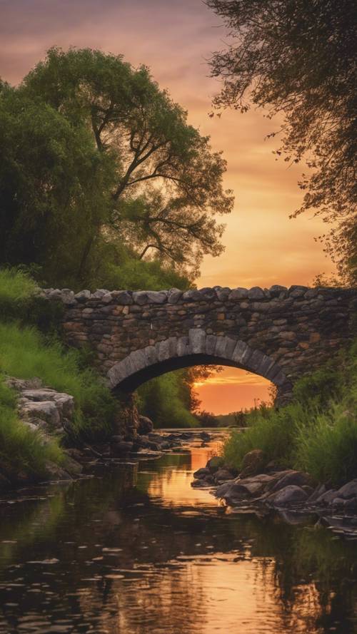 一座古老的石桥横跨一条宁静的小溪，夕阳西下，色彩绚丽。