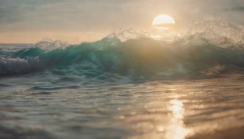 Sanfte blaugrüne Wellen während eines ruhigen Sonnenaufgangs am frühen Morgen