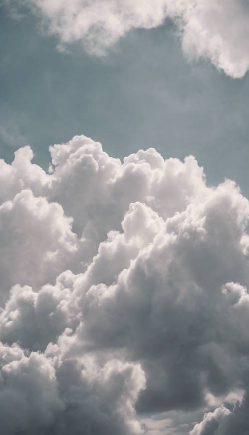Soffici nuvole grigio chiaro si diffondono in un cielo calmo mattutino.