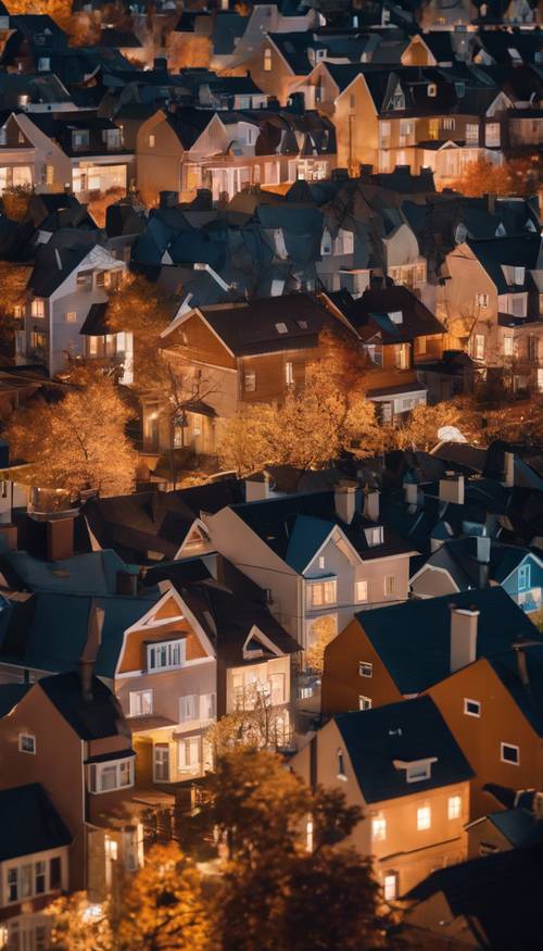 Las casas del vecindario brillan con calidez en una fresca noche de Acción de Gracias.