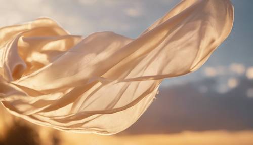 奶油色的絲綢在風中飄揚，映襯著落日餘暉的天空。
