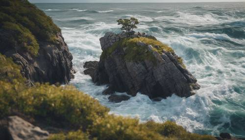 近距离拍摄一块小岩石露头，形成一个被汹涌海浪包围的无人居住岛屿。