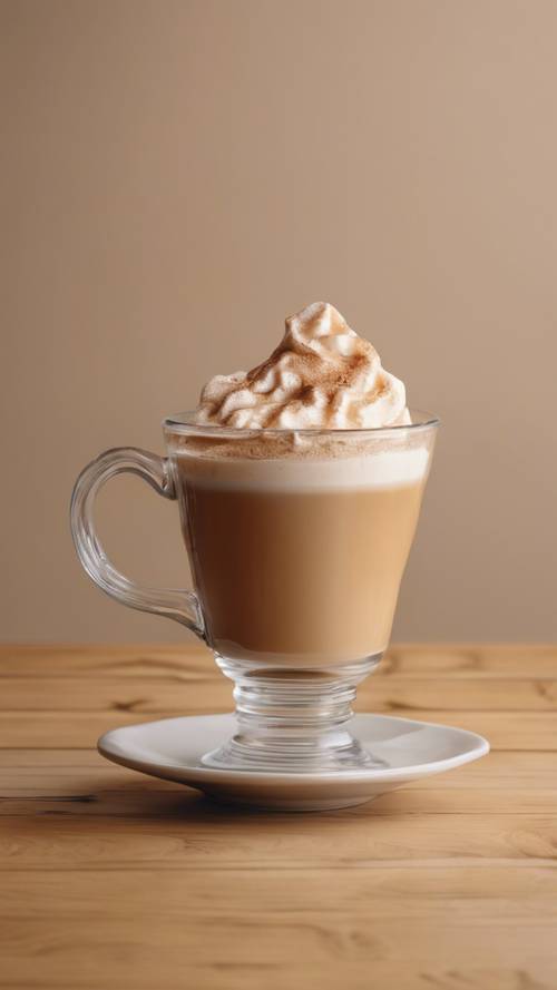 Secangkir kopi krim di atas meja kayu, dengan latar belakang krem ​​​​yang minimalis.