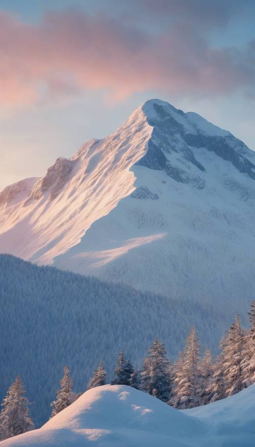 Ein Blick auf einen schneebedeckten Berggipfel unter einem babyblauen Morgenhimmel.