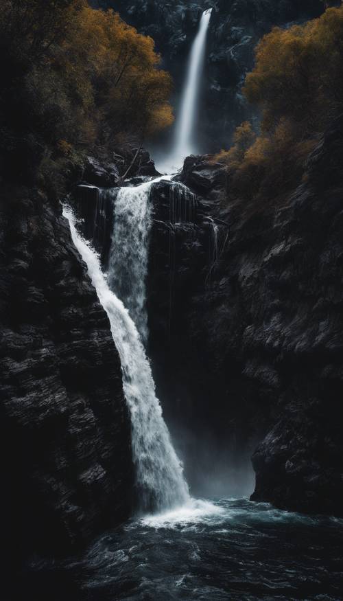 Una enorme cascada negra que se estrella desde los acantilados hasta un charco de agua negra como la medianoche.