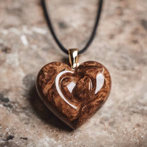 Un pendente a forma di cuore scolpito nel marmo marrone lucido.