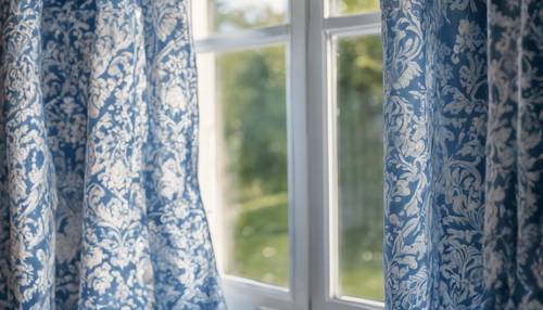 Um par de novas cortinas de damasco azuis e brancas abertas para revelar uma tarde ensolarada.