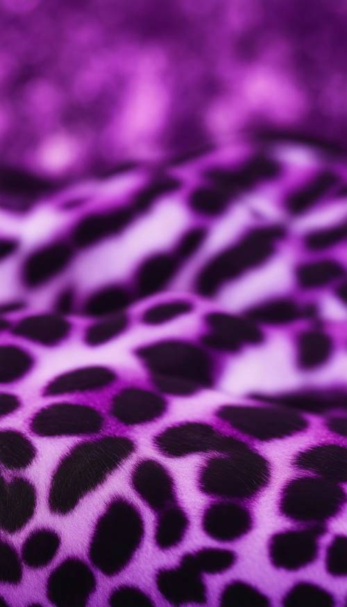 Fundo abstrato com uma estampa de leopardo roxa vibrante.