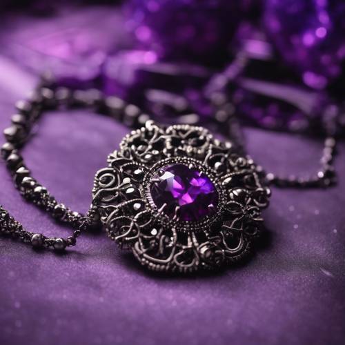 Fioletowa biżuteria inspirowana gotykiem rozrzucona na czarnej aksamitnej powierzchni w delikatnym oświetleniu.