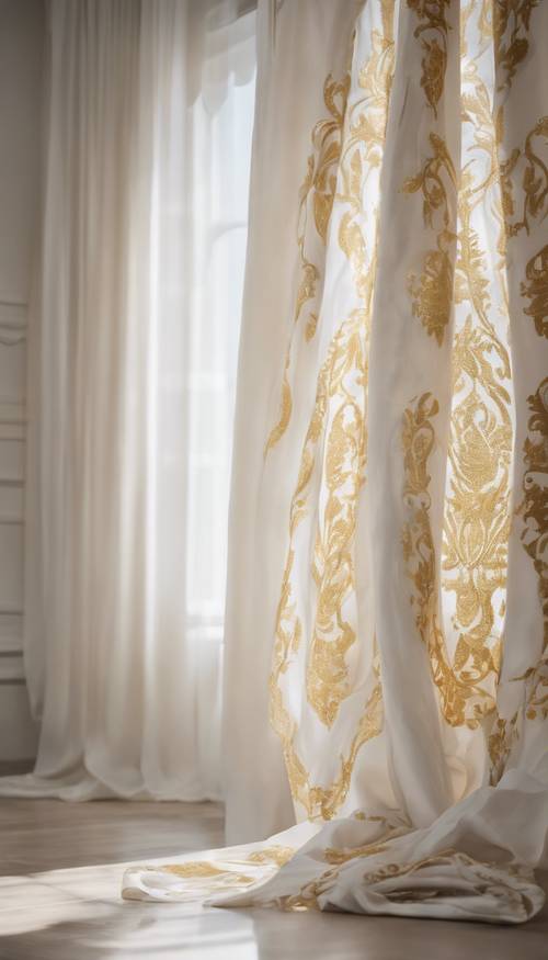Un conjunto de elegantes cortinas blancas con motivos de damasco dorado que caen junto a una ventana.