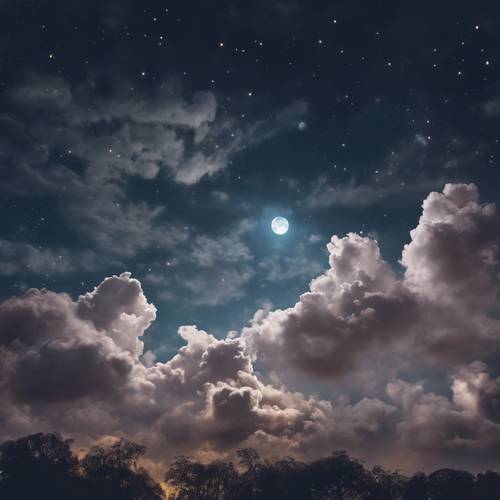 Un calmo cielo notturno illuminato dalla luna ornato da un mosaico di banchi di nuvole luminescenti.