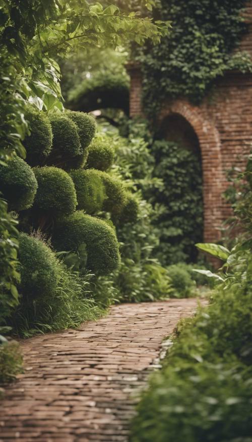 Ein alter, verblichener brauner Ziegelweg schlängelt sich durch einen üppigen, grünen Garten.