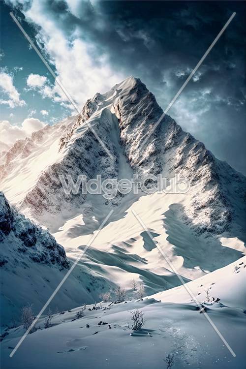 Величественная снежная горная вершина под капризным небом