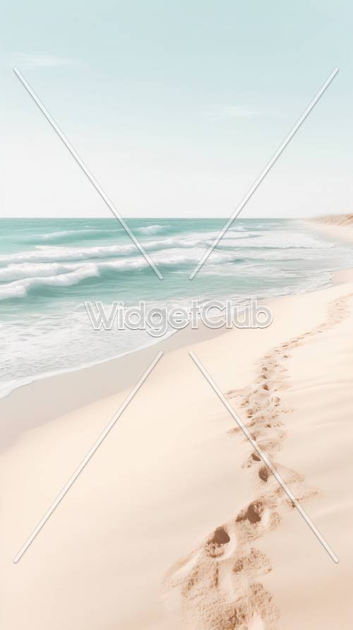 آثار أقدام على الشاطئ الرملي بجانب البحر