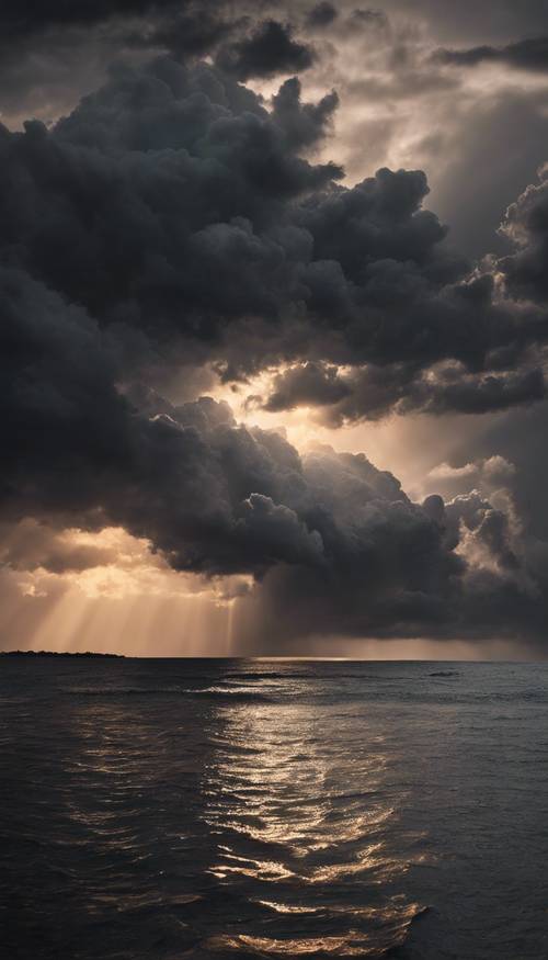 어두운 회색 폭풍 구름이 하늘에 어렴풋이 나타나고, 지는 해에 의해 백라이트가 켜집니다.
