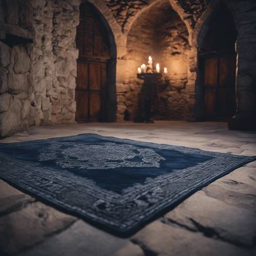 Темно-синий готический дамасский ковер, лежащий в центре освещенной свечами темницы с каменными стенами.