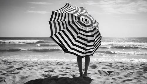 프레피한 흑백 줄무늬 우산과 어울리는 비치웨어가 있는 해변 환경입니다.