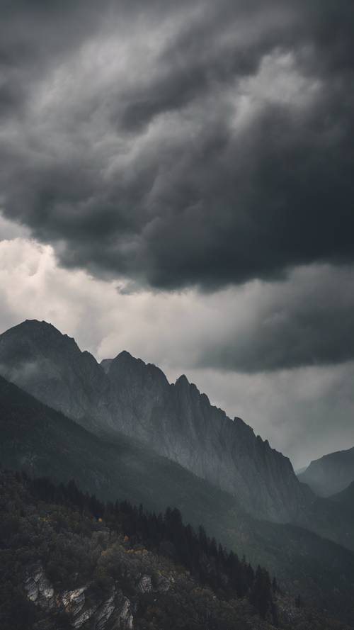 Un cielo nuvoloso grigio appena prima di un temporale in un paesaggio montano.